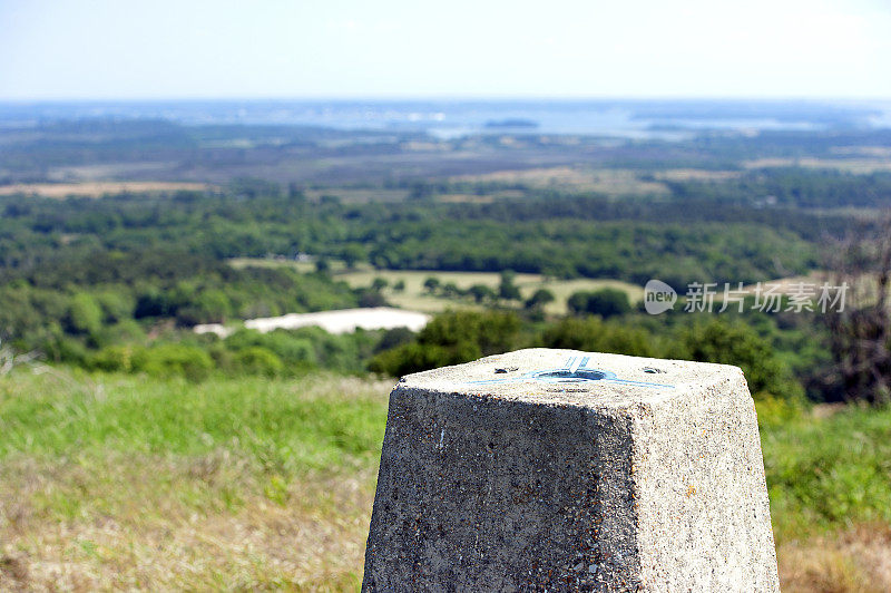 从Purbeck Ridgeway看北越过三角点，Purbeck岛，多塞特，英格兰